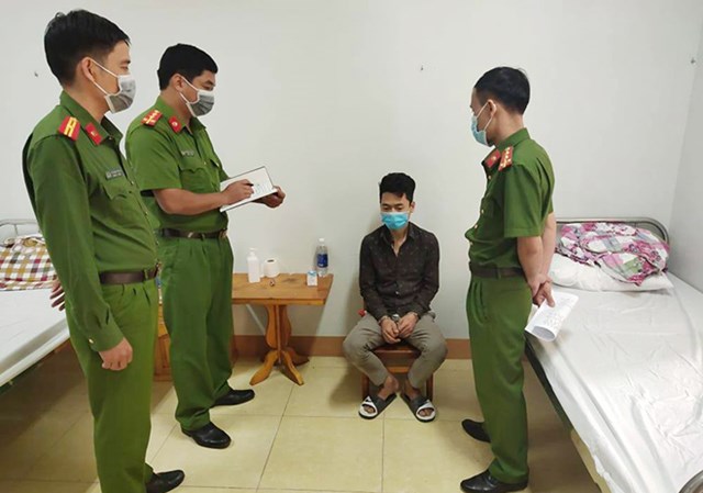 Lực lượng c&ocirc;ng an bắt giữ đối tượng Trần Mạnh H&ugrave;ng. &nbsp;