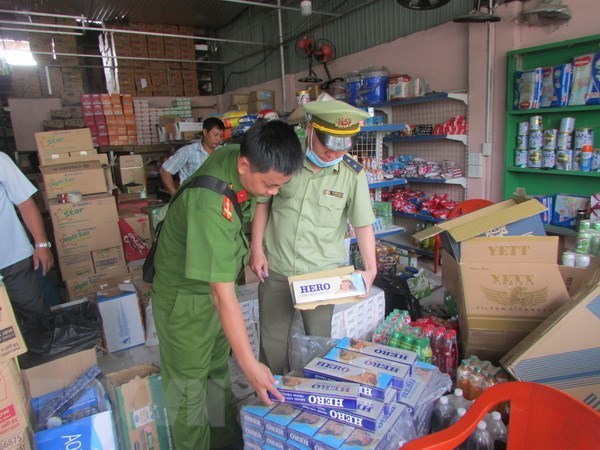 Kiểm tra số thuốc l&aacute; nhập lậu. (Ảnh: TTXVN ph&aacute;t)