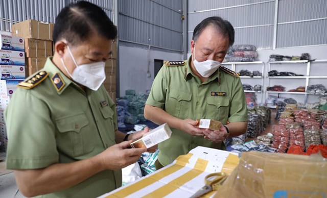 Lực lượng chức năng kiểm tra h&agrave;ng giả, h&agrave;ng lậu