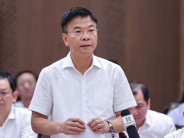 Bộ trưởng Bộ Tư ph&aacute;p L&ecirc; Th&agrave;nh Long trả lời, cho &yacute; kiến về c&aacute;c kiến nghị li&ecirc;n quan của TP H&agrave; Nội tại buổi l&agrave;m việc. Ảnh: VGP/Nhật Bắc