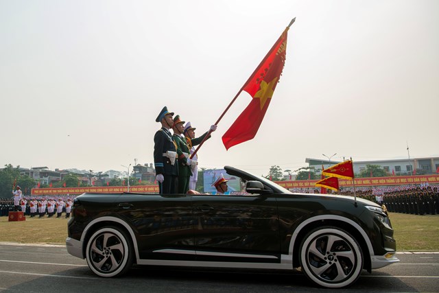 Hai chiếc xe phục vụ lực lượng qu&acirc;n đội c&oacute; m&agrave;u sơn xanh đặc trưng.