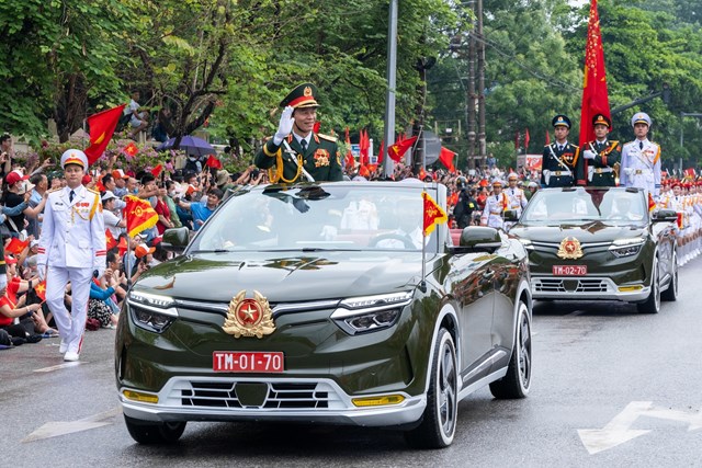 Thiết kế của những chiếc xe gợi nhớ tới lịch sử h&agrave;o h&ugrave;ng của d&acirc;n tộc Việt Nam tr&ecirc;n chiến trường năm xưa.