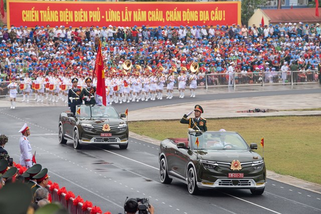 Ảnh 1: Những chiếc xe VF 8 mui trần phục vụ đo&agrave;n diễu binh, diễu h&agrave;nh l&agrave; một trong những h&igrave;nh ảnh ấn tượng tại Lễ kỷ niệm 70 năm Chiến thắng Điện Bi&ecirc;n Phủ. &nbsp;