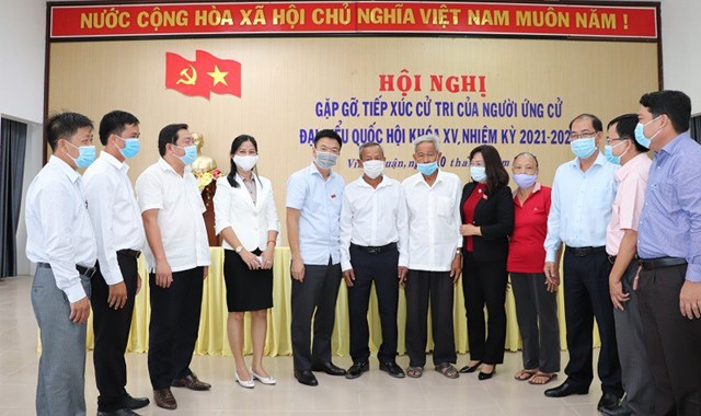 Bộ trưởng L&ecirc; Th&agrave;nh Long, c&aacute;c ứng cử vi&ecirc;n ĐBQH trao đổi với cử tri b&ecirc;n lề Hội nghị.