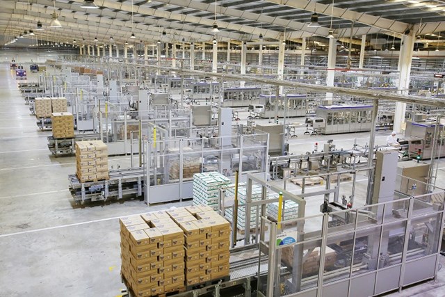 Si&ecirc;u nh&agrave; m&aacute;y sữa Mega của Vinamilk tại B&igrave;nh Dương được vận h&agrave;nh dựa tr&ecirc;n giải ph&aacute;p tự động h&oacute;a Tetra Plant Master cho ph&eacute;p kết nối v&agrave; t&iacute;ch hợp to&agrave;n bộ nh&agrave; m&aacute;y từ nguy&ecirc;n liệu đầu v&agrave;o cho đến th&agrave;nh phẩm. Ảnh: VNM