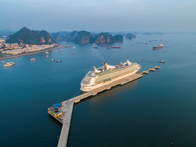 T&agrave;u du thuyền 5 sao cập Cảng t&agrave;u kh&aacute;ch quốc tế Hạ Long .