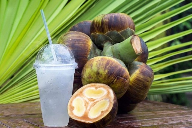 Nước v&agrave; quả thốt nốt.