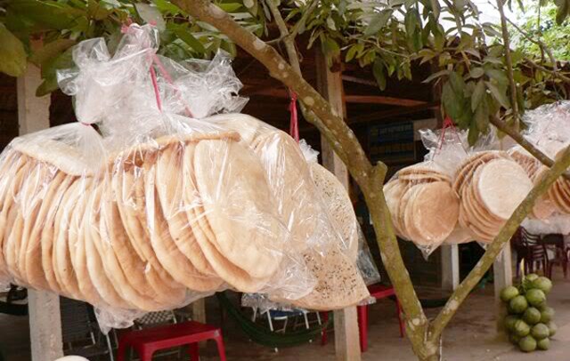 B&aacute;nh phồng Ph&uacute; Mỹ được b&agrave;y b&aacute;n nhiều ở c&aacute;c h&agrave;ng qu&aacute;n ở An Giang.