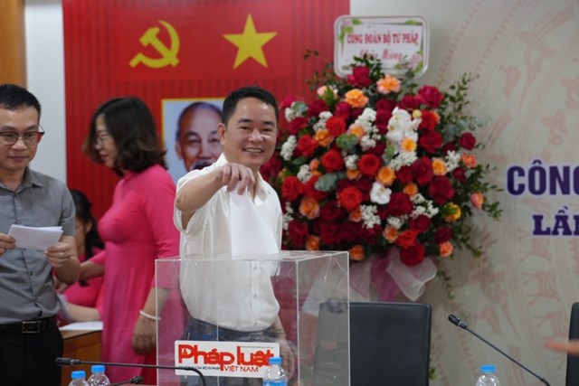 Tổng Bi&ecirc;n tập Vũ Ho&agrave;i Nam bỏ phiếu bầu Ban Chấp h&agrave;nh C&ocirc;ng đo&agrave;n B&aacute;o PLVN nhiệm kỳ 2023-2028.