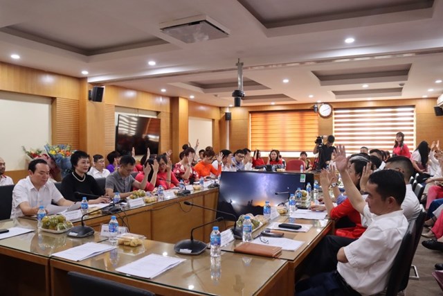 C&aacute;c đại biểu th&ocirc;ng qua chương tr&igrave;nh Đại hội.