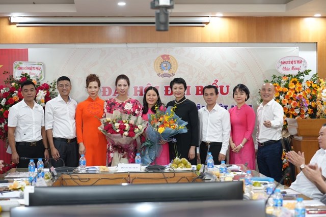 Đảng ủy, Ban bi&ecirc;n tập tặng hoa tri &acirc;n Ban Chấp h&agrave;nh nhiệm kỳ 2020-2023.