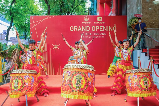 Trống hội khai trương tạo kh&ocirc;ng kh&iacute; rộn r&atilde;, n&aacute;o nhiệt cho buổi lễ
