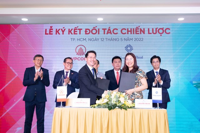 &Ocirc;ng Nguyễn Văn Quy - Tổng Gi&aacute;m đốc VPCORP v&agrave; b&agrave; Nguyễn Th&aacute;i H&agrave; - Tổng Gi&aacute;m đốc Thang Long Real Group thực hiện nghi thức k&yacute; kết