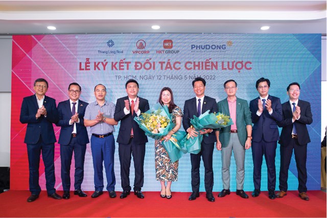 Đại diện l&atilde;nh đạo VPCORP, HKT GROUP chụp h&igrave;nh lưu niệm c&ugrave;ng c&aacute;c đối t&aacute;c v&agrave; c&aacute;c vị kh&aacute;ch qu&yacute;