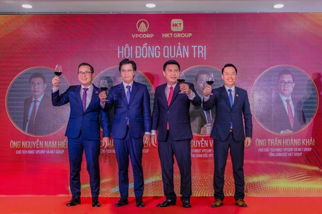 4 cổ đ&ocirc;ng đồng s&aacute;ng lập ra mắt c&aacute;c vị kh&aacute;ch qu&yacute;