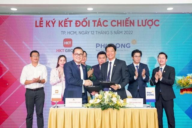&Ocirc;ng Trần Ho&agrave;ng Khải - Tổng Gi&aacute;m đốc HKT GROUP v&agrave; &ocirc;ng Ng&ocirc; Quang Ph&uacute;c - Tổng Gi&aacute;m đốc Ph&uacute; Đ&ocirc;ng Group thực hiện nghi thức k&yacute; kết