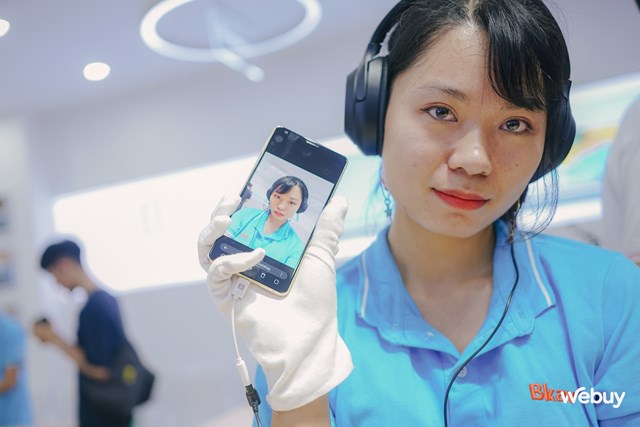 Mặt trước l&agrave; camera selfie 8MP