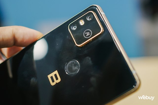 Camera "bếp từ" nổi tiếng của Bphone B86, gồm một camera g&oacute;c rộng 12MP v&agrave; một camera đo chiều s&acirc;u 5MP k&egrave;m c&ocirc;ng nghệ AI h&agrave;ng đầu &nbsp;