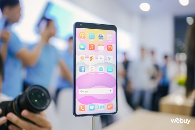 C&aacute;c sản phẩm Bphone thế hệ thứ 4 được trưng b&agrave;y tại Bphone Store ngay tại buổi lễ ra mắt để người d&ugrave;ng trải nghiệm &nbsp;