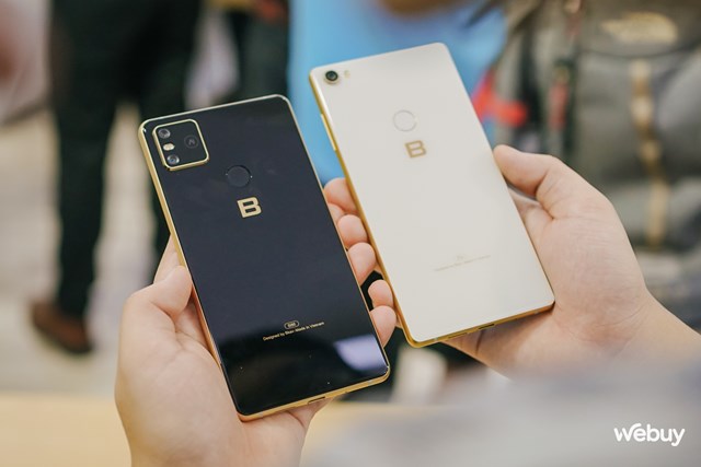 So s&aacute;nh với Bphone 3, c&oacute; thể thấy 2 model c&oacute; nhiều n&eacute;t tương đồng về ng&ocirc;n ngữ thiết kế &nbsp;