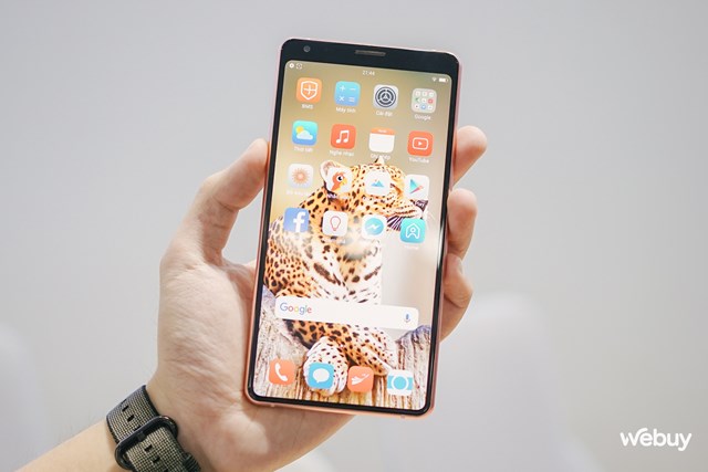 Mặt trước của Bphone B86 l&agrave; m&agrave;n h&igrave;nh "tr&agrave;n đ&aacute;y" với "tr&aacute;n d&agrave;y" &nbsp;