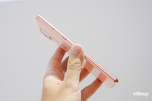 Đ&acirc;y l&agrave; thiết kế "kh&ocirc;ng ph&iacute;m bấm vật l&yacute;" của Bphone B86 m&agrave; &ocirc;ng Quảng tuy&ecirc;n bố, thay v&agrave;o đ&oacute; l&agrave; c&aacute;c "n&uacute;t" &nbsp;