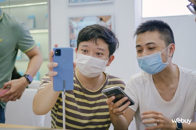 Buổi xem trực tiếp lễ ra mắt v&agrave; trải nghiệm sản phẩm được Bkav tổ chức ngay tại Bphone Store tại phố Dương Đ&igrave;nh Nghệ, H&agrave; Nội &nbsp;