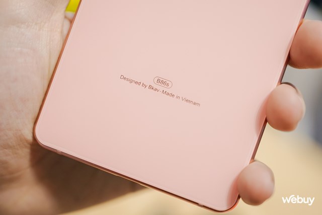 Slogan "Designed by Bkav - Made in Vietnam" được Bkav khắc l&ecirc;n mặt lưng của c&aacute;c mẫu Bphone &nbsp;