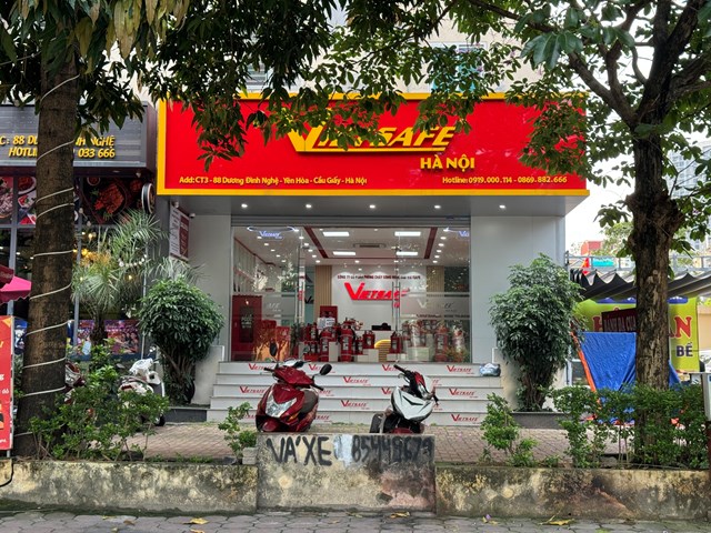 Cửa h&agrave;ng Bphone Store tại phố Dương Đ&igrave;nh Nghệ giờ đ&atilde; được sang nhượng lại cho chủ mới
