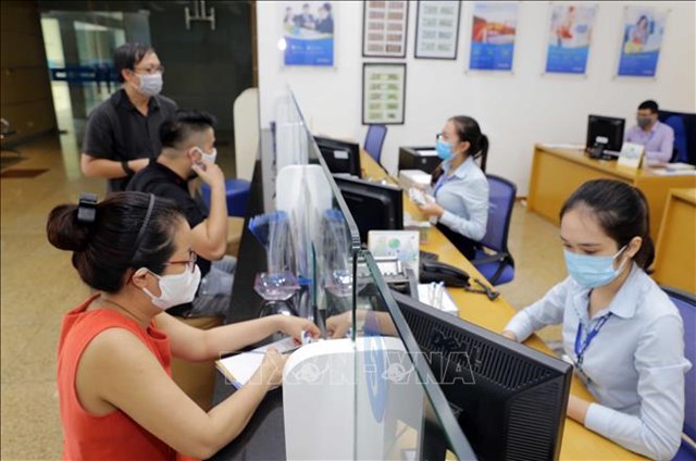 Kh&aacute;ch h&agrave;ng giao dịch tại BAOVIET Bank, số 8 L&ecirc; Th&aacute;i Tổ, H&agrave; Nội. Ảnh minh họa: Trần Việt/TTXVN