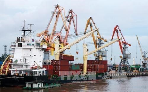 Bốc xếp h&agrave;ng h&oacute;a tại Cảng Hải Ph&ograve;ng. Ảnh: TTXVN &nbsp;