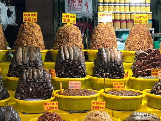 Ch&acirc;u Đốc nổi tiếng l&agrave; v&ugrave;ng đất của mắm.