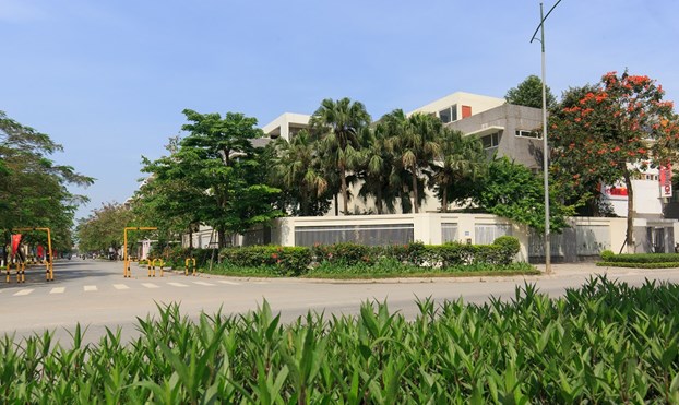 Trồng nhiều c&acirc;y xanh xung quanh c&ocirc;ng tr&igrave;nh (Minh hoạ: Khu đ&ocirc; thị Văn Ph&uacute;, quận H&agrave; Đ&ocirc;ng) &nbsp;