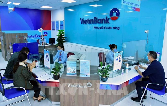 Kh&aacute;ch h&agrave;ng giao dịch tại ph&ograve;ng giao dịch VietinBank Cổ Linh, Chi nh&aacute;nh Chương Dương, H&agrave; Nội. Ảnh: Trần Việt - TTXVN &nbsp;