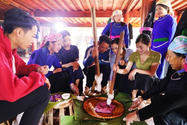Du kh&aacute;ch trải nghiệm l&agrave;m b&aacute;nh ở nh&agrave; T&agrave;y, Kh&ocirc;ng gian văn h&oacute;a T&acirc;y Bắc &nbsp;
