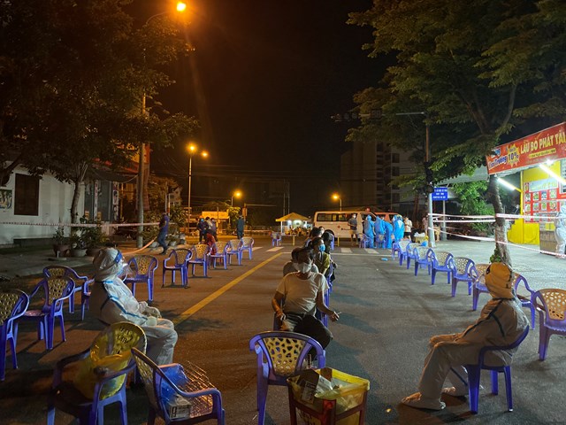Chủ động, b&igrave;nh tĩnh v&agrave; s&aacute;ng tạo, Đ&agrave; Nẵng đ&atilde; v&agrave; đang thể hiện tinh thần "tổng tấn c&ocirc;ng" chứ kh&ocirc;ng để m&igrave;nh bị động trong cuộc chiến chống dịch