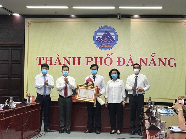 CDC Đ&agrave; Nẵng nhận bằng khen v&igrave; những th&agrave;nh t&iacute;ch xuất sắc trong c&ocirc;ng t&aacute;c ph&ograve;ng, chống, kiểm so&aacute;t dịch Covid-19