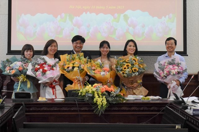 TS. Nguyễn Văn Cương tặng hoa ch&uacute;c mừng c&aacute;c Tổ chức Khoa học v&agrave; c&ocirc;ng nghệ v&agrave; c&aacute;c nh&agrave; khoa học đ&atilde; b&aacute;o c&aacute;o c&ocirc;ng tr&igrave;nh nghi&ecirc;n cứu nh&acirc;n Ng&agrave;y Khoa học v&agrave; c&ocirc;ng nghệ Việt Nam 18/5