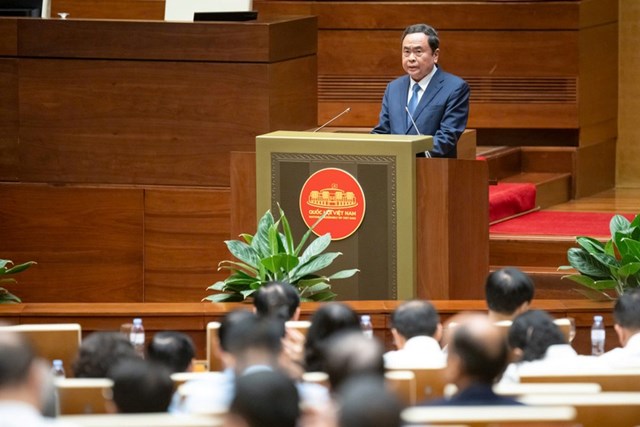 Chủ tịch Quốc hội Trần Thanh Mẫn tr&igrave;nh b&agrave;y chuy&ecirc;n đề "Nội dung trọng t&acirc;m, cốt l&otilde;i của Nghị quyết số 66-NQ/TW, ng&agrave;y 30/4/2025 của Bộ Ch&iacute;nh trị về đổi mới c&ocirc;ng t&aacute;c x&acirc;y dựng v&agrave; thi h&agrave;nh ph&aacute;p luật đ&aacute;p ứng y&ecirc;u cầu ph&aacute;t triển đất nước trong kỷ nguy&ecirc;n mới v&agrave; Kế hoạch h&agrave;nh động thực hiện Nghị quyết số 66-NQ/TW". Ảnh: PV