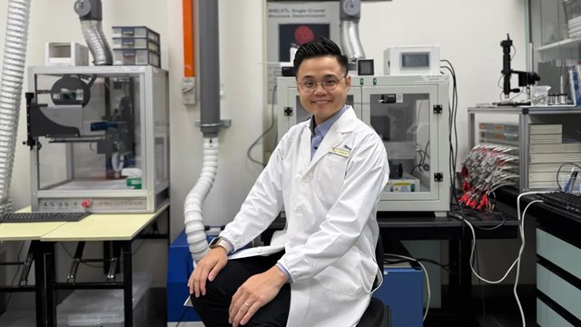 Tiến sĩ Edison Huixiang Ang - người dẫn đầu nghi&ecirc;n cứu để cải tiến pin kẽm-ion.