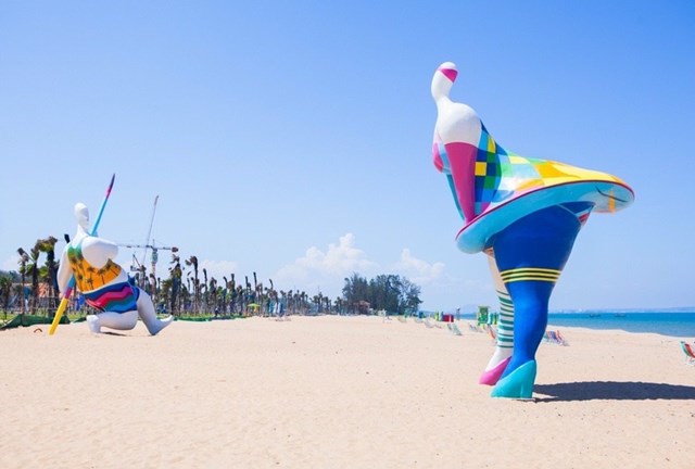 C&ocirc;ng vi&ecirc;n bi&ecirc;̉n Bikini Beach 16 ha ngày càng s&ocirc;i đ&ocirc;̣ng với loạt icon đ&ocirc;̣c đáo, thu hút du khách. Ảnh thực t&ecirc;́ dự án tháng 05/2021. &nbsp;