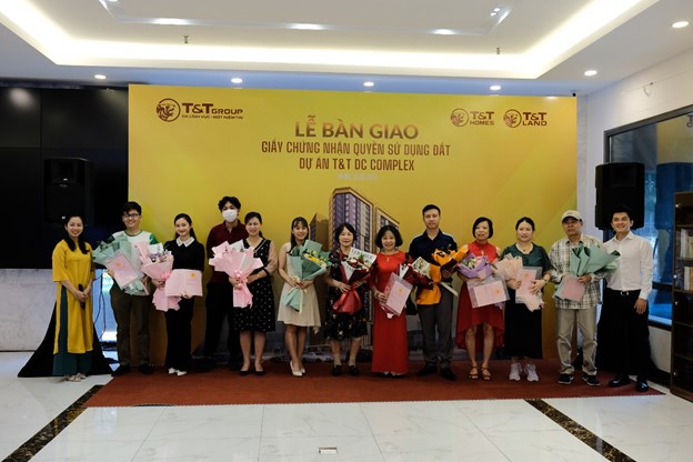 H&igrave;nh ảnh cư d&acirc;n dự &aacute;n T&amp;T DC Complex nhận b&agrave;n giao sổ hồng. &nbsp;