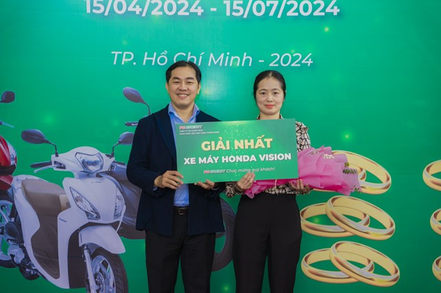 Đại diện FE CREDIT trao giải nhất l&agrave; một chiếc Honda Vision cho&nbsp;kh&aacute;ch h&agrave;ng may mắn tr&uacute;ng thưởng. Ảnh: FE CREDIT.
