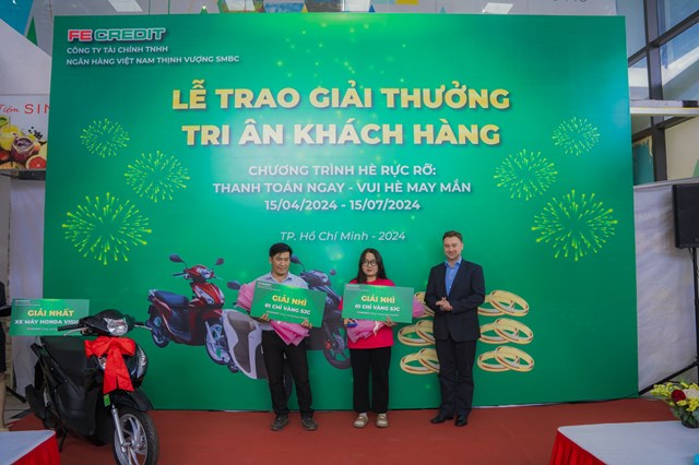 Đại diện FE CREDIT trao hai giải nh&igrave; l&agrave; hai chỉ v&agrave;ng SJC cho kh&aacute;ch h&agrave;ng may mắn tr&uacute;ng thưởng. Ảnh: FE CREDIT.