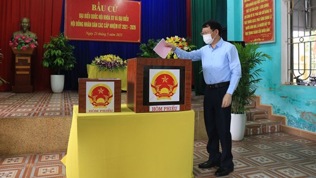 &Ocirc;ng L&ecirc; &Aacute;nh Dương bỏ phiếu tại điểm Nh&agrave; văn h&oacute;a Tổ d&acirc;n phố Vĩnh Ninh 1, phường Ho&agrave;ng Văn Thụ (TP Bắc Giang).&nbsp;Ảnh: B&aacute;o Bắc Giang. &nbsp;