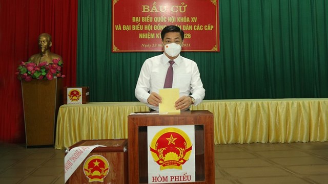 &Ocirc;ng Dương Văn Th&aacute;i thực hiện quyền v&agrave; nghĩa vụ c&ocirc;ng d&acirc;n của m&igrave;nh. Ảnh: B&aacute;o Bắc Giang. &nbsp;