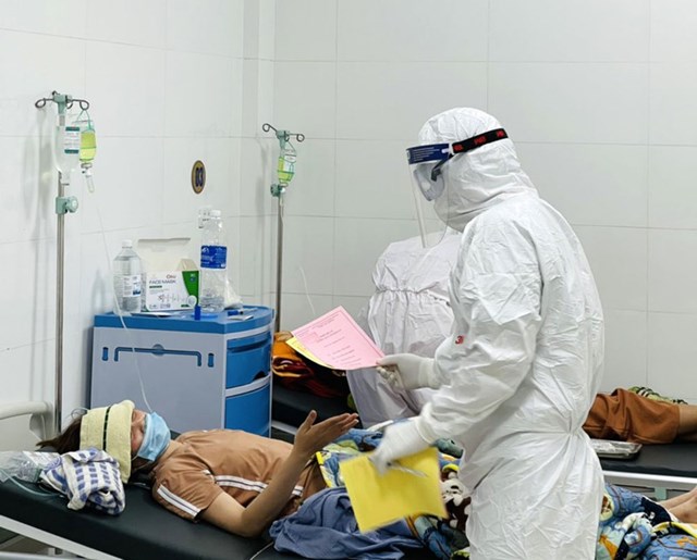 &nbsp;Th&agrave;nh vi&ecirc;n tổ bầu cử ph&aacute;t phiếu bầu cho bệnh nh&acirc;n nhiễm Covid-19 đang điều trị tại Bệnh viện Đa khoa tỉnh Bắc Giang.&nbsp;Ảnh: B&aacute;o Bắc Giang. &nbsp;