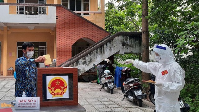 &nbsp;Thực hiện quyền bỏ phiếu tại khu c&aacute;ch ly ở Trường Đại học N&ocirc;ng L&acirc;m Bắc Giang.&nbsp;Ảnh: B&aacute;o Bắc Giang.