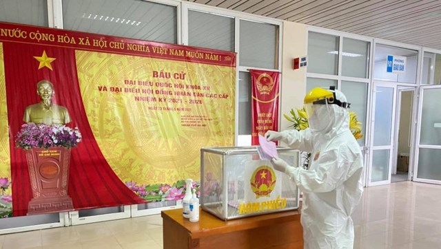 C&aacute;c cử tri tại Bệnh viện K tham gia bầu cử.