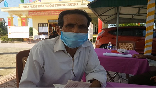&nbsp;Cử tri L&ecirc; Trọng H&ograve;a (72 tuổi) ở th&ocirc;n Trung Hưng x&atilde; Thạch Hưng đi bỏ phiếu sớm tr&aacute;nh thời tiết nắng n&oacute;ng đầu m&ugrave;a. &nbsp;